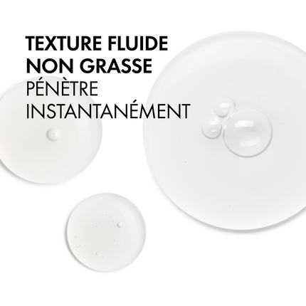 Gros plan sur des liquides transparents. Texte : 'TEXTURE FLUIDE NON GRASSE PÉNÈTRE INSTANTANÉMENT'.